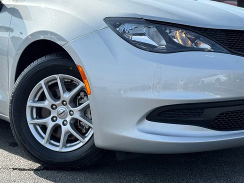 Used 2023 Chrysler Voyager LX image 3