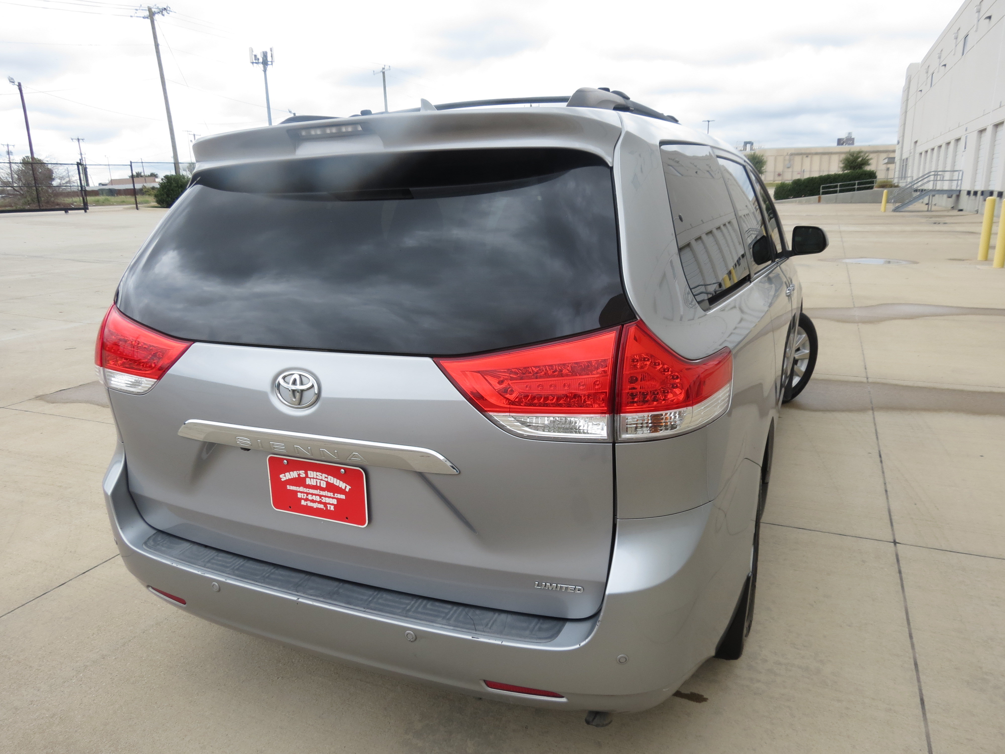 Used 2011 Toyota Sienna Limited w/ Premium Pkg FWD image 4
