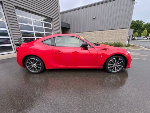 Used 2018 Toyota 86 RWD image 4