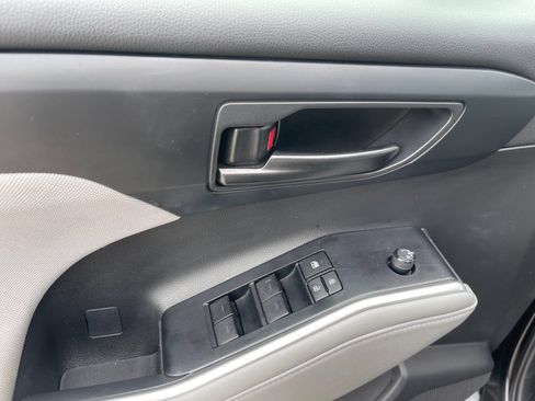 Used 2024 Toyota Highlander LE AWD/4WD image 13