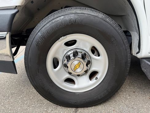 Used 2025 Chevrolet Express 3500 LT w/ LT Preferred Equipment Group RWD image 18