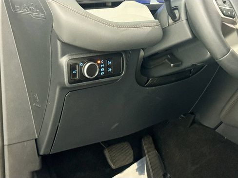 Used 2025 Ford Explorer Active AWD/4WD image 10