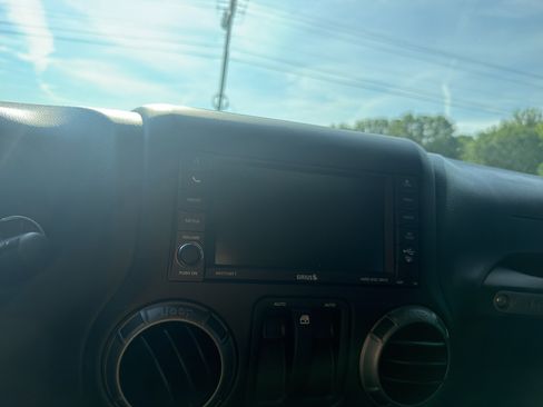 Used 2018 Jeep Wrangler Sport AWD/4WD image 11
