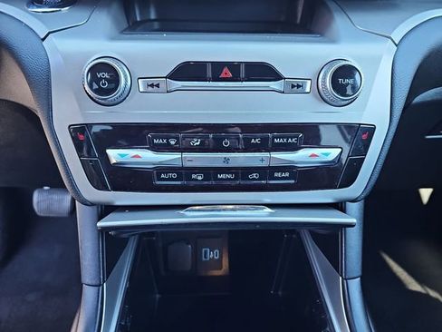 Used 2022 Ford Explorer XLT image 29