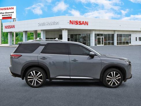 Certified 2025 Nissan Pathfinder Platinum FWD image 5