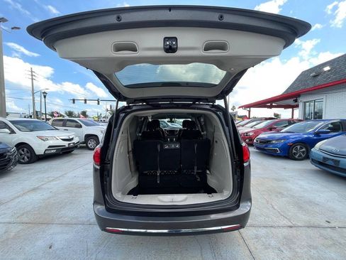 Used 2018 Chrysler Pacifica Touring-L FWD image 11