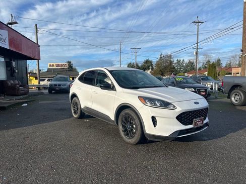 Used 2020 Ford Escape SE Sport image 3