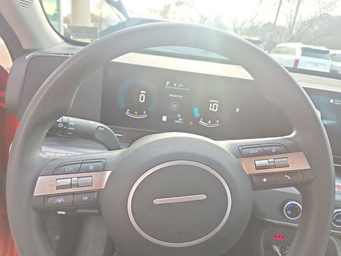 Used 2025 Hyundai Kona SE image 12