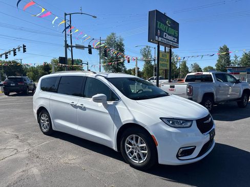 Used 2022 Chrysler Pacifica Touring-L FWD image 1