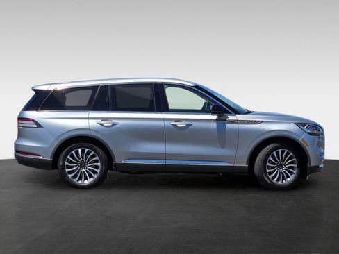 Used 2024 Lincoln Aviator 2WD w/ Premium Package image 4