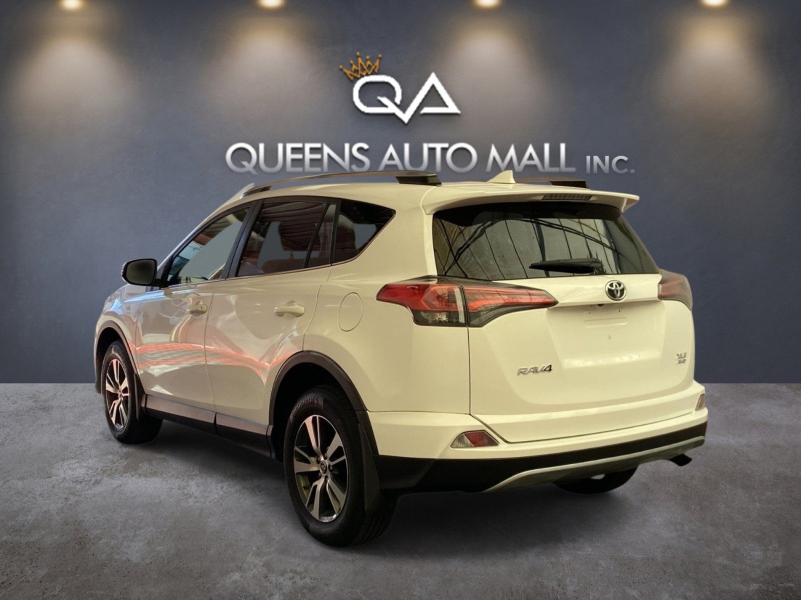 Used 2018 Toyota RAV4 XLE AWD/4WD image 4