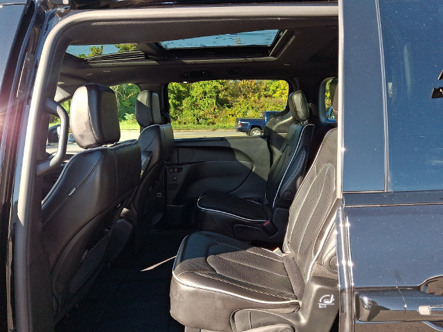 Used 2025 Chrysler Pacifica Limited FWD image 10