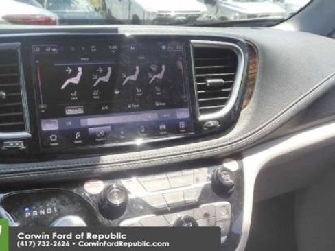 Used 2023 Chrysler Pacifica Limited FWD image 6