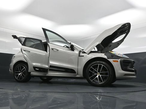 Certified 2025 Porsche Macan AWD/4WD image 36