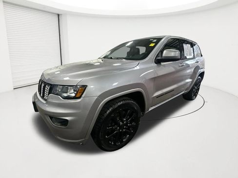 Used 2017 Jeep Grand Cherokee Altitude image 1