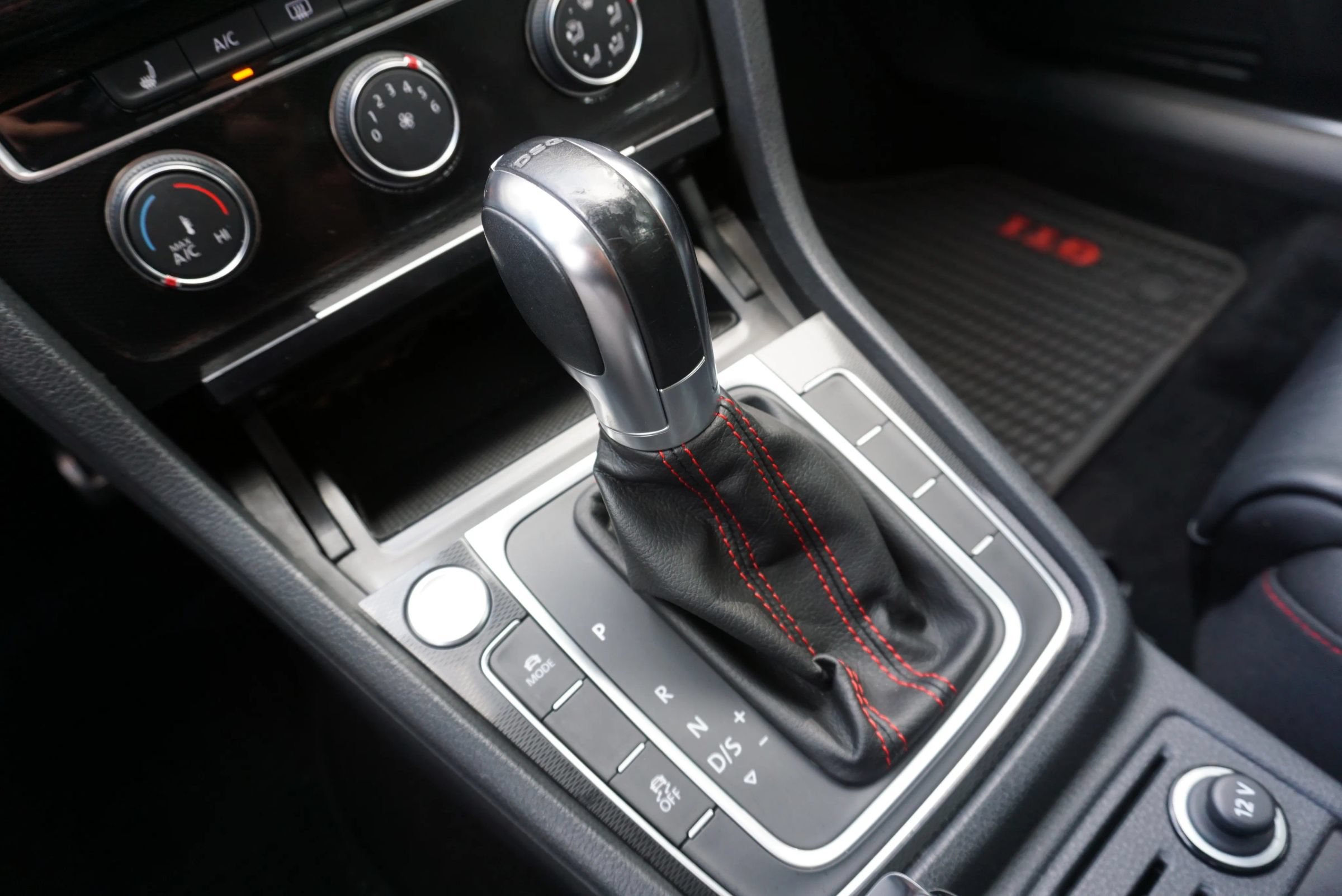 Used 2017 Volkswagen GTI SE FWD image 39