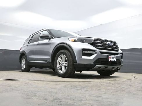 Used 2024 Ford Explorer XLT w/ Equipment Group 202A AWD/4WD image 46