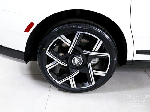 Used 2026 Rolls-Royce Cullinan image 38