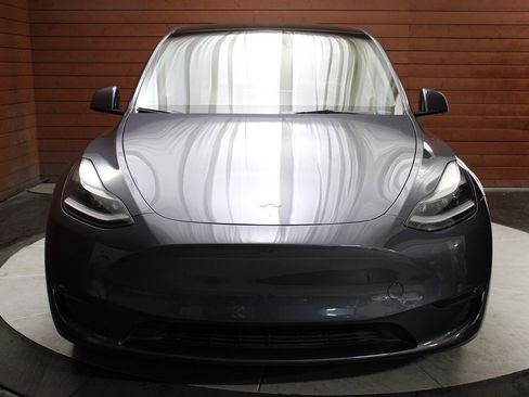 Used 2023 Tesla Model Y Long Range image 30