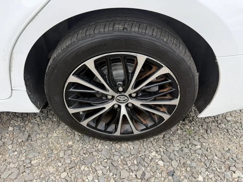Used 2018 Toyota Camry SE w/ Moonroof Package FWD image 9