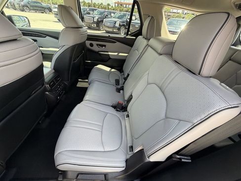Used 2025 Honda Pilot Elite image 17