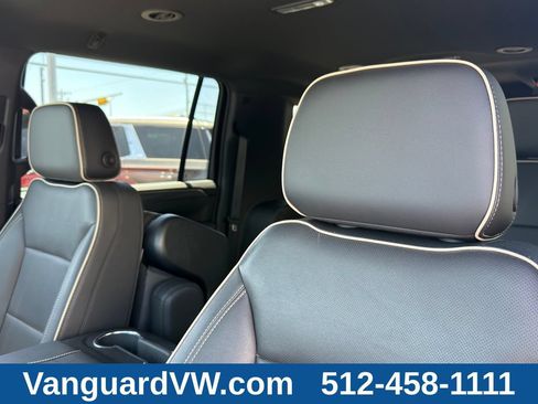 Used 2023 GMC Yukon XL SLT AWD/4WD image 16