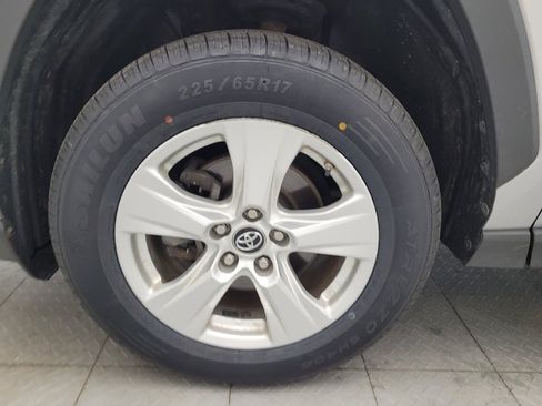 Used 2019 Toyota RAV4 XLE w/ Convenience Package FWD image 31