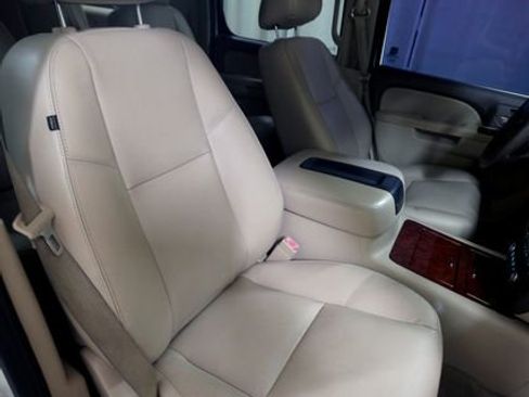 Used 2013 Chevrolet Suburban LTZ image 7