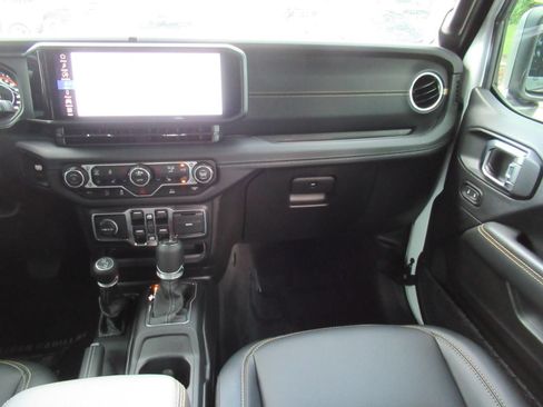 Used 2025 Jeep Wrangler Unlimited Sahara w/ Technology Group AWD/4WD image 13