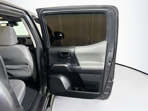 Used 2018 Toyota Tacoma SR5 image 29