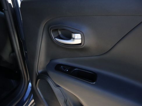 Used 2022 Jeep Renegade Trailhawk image 17