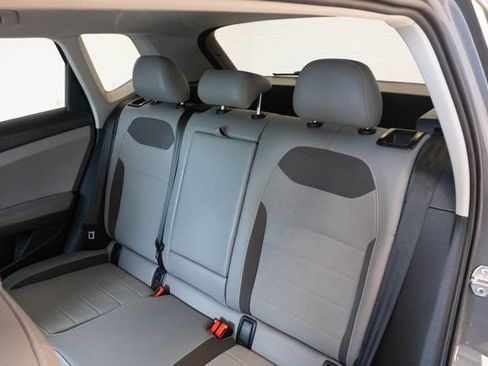 Used 2023 Volkswagen Taos SE w/ Panoramic Sunroof Package FWD image 18