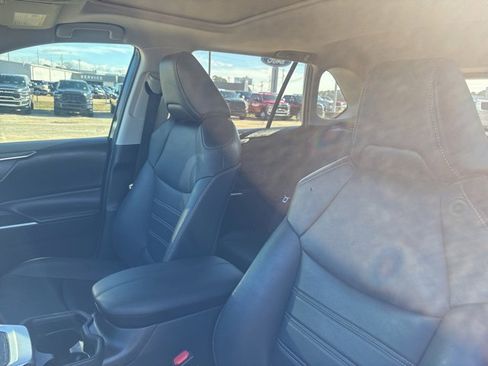 Used 2021 Toyota RAV4 XLE Premium image 18