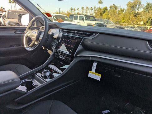 Used 2025 Jeep Grand Cherokee 4WD image 12