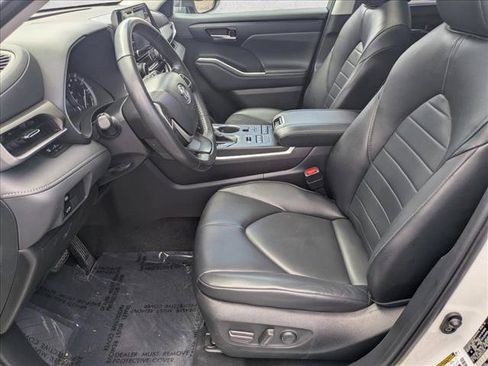 Used 2022 Toyota Highlander XLE AWD/4WD image 15