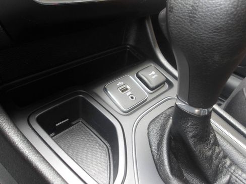Used 2019 Jeep Cherokee Latitude w/ Cold Weather Group FWD image 17