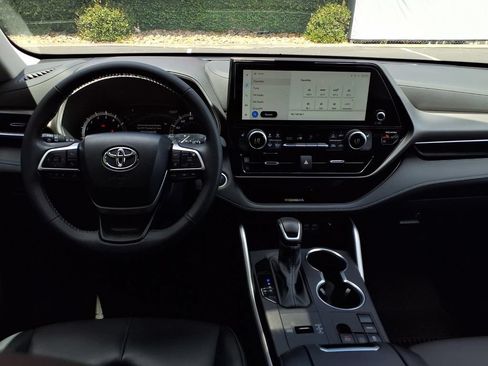 Certified 2024 Toyota Highlander XLE FWD image 21