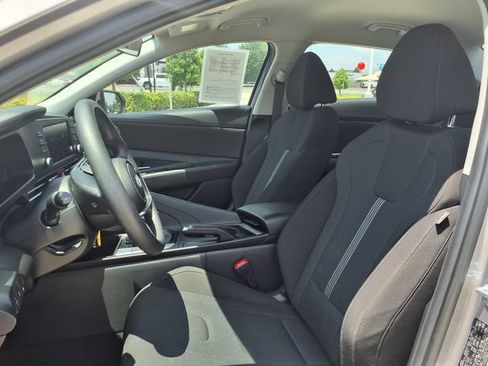 Used 2025 Hyundai Elantra SE FWD image 14