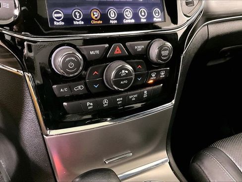 Used 2019 Jeep Grand Cherokee Limited w/ Luxury Group II image 32