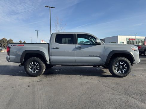 Used 2019 Toyota Tacoma TRD Off-Road image 2