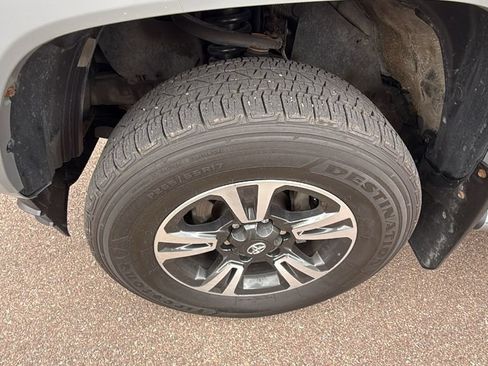 Used 2018 Toyota Tacoma TRD Sport AWD/4WD image 10