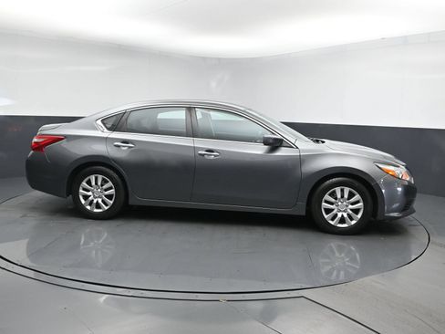 Used 2017 Nissan Altima 2.5 S w/ Power Driver Seat Package FWD image 3