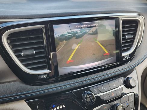 Used 2021 Chrysler Pacifica Touring-L image 8