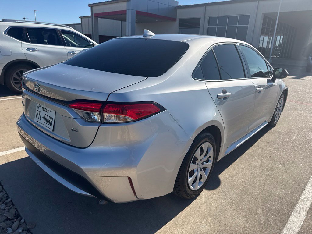 Used 2021 Toyota Corolla LE FWD image 2