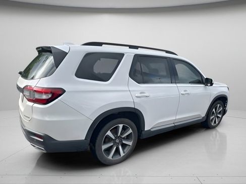 Used 2025 Honda Pilot Touring image 6