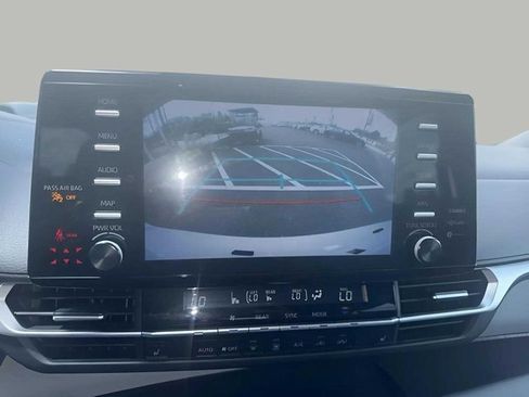 Used 2023 Toyota Sienna XLE image 11