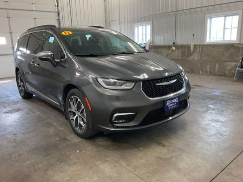 Used 2022 Chrysler Pacifica Limited AWD/4WD image 6