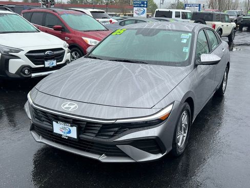 Certified 2025 Hyundai Elantra SE FWD image 4