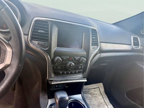 Used 2018 Jeep Grand Cherokee Laredo RWD image 12