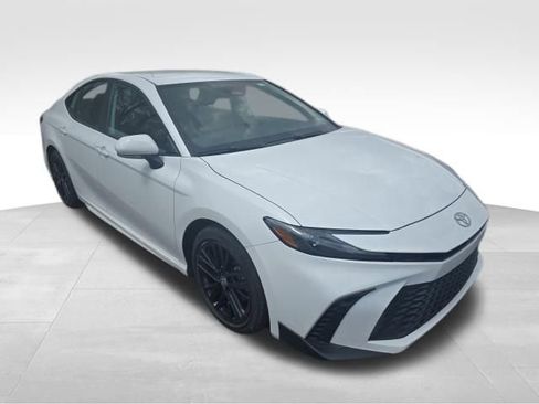Used 2025 Toyota Camry SE image 8